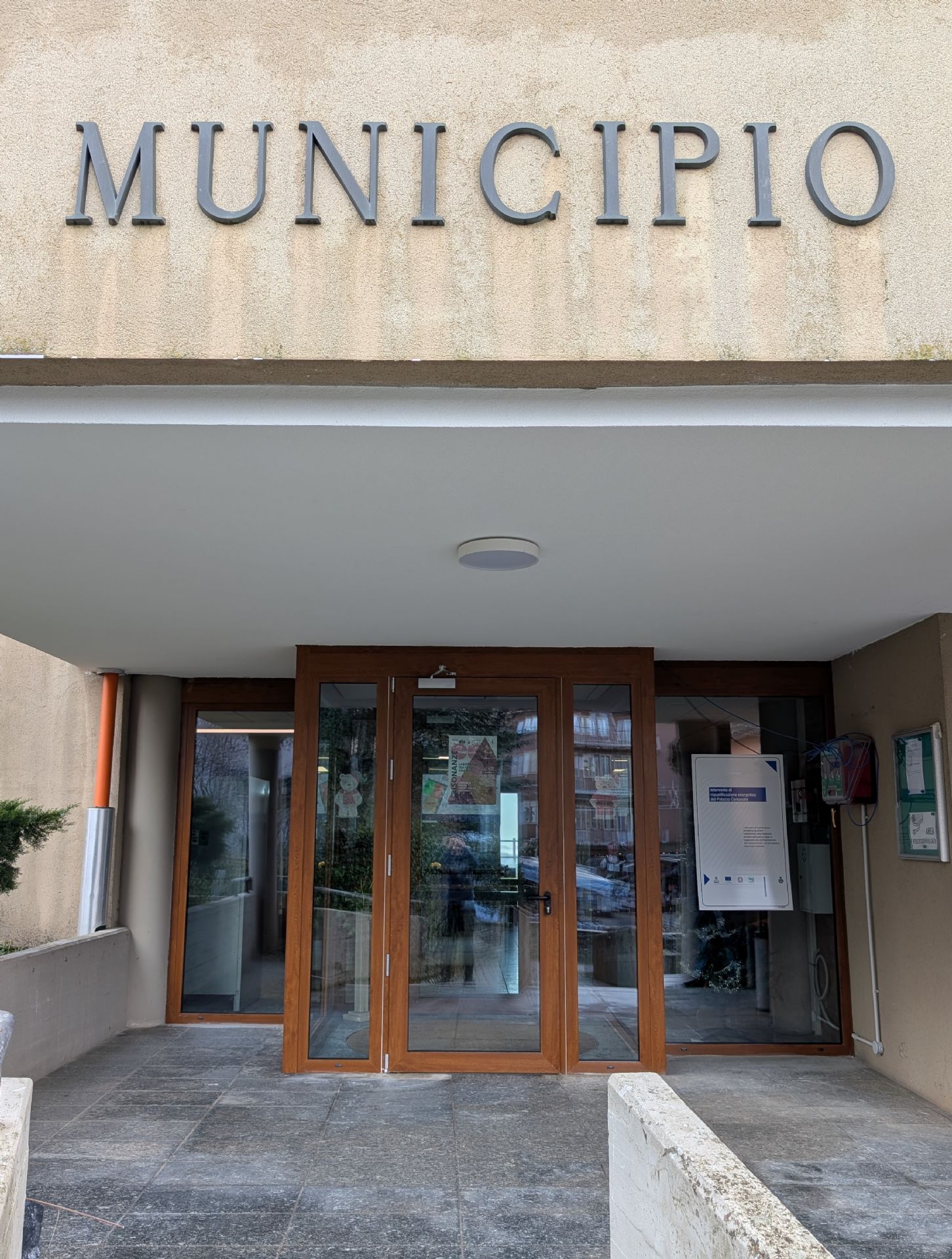 Porta Principale dell'Edificio Comunale
